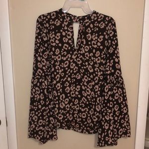 Bell sleeve shirt